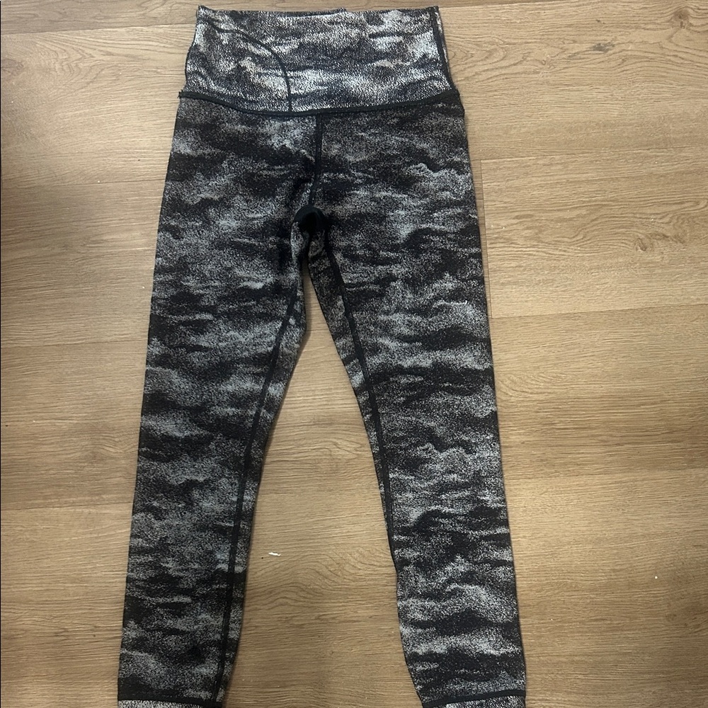 lululemon athletica Black and Gray Camouflage Capris 0109
